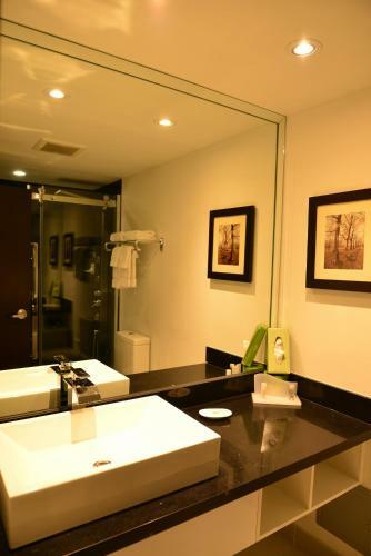 Hotel Edward Village North York