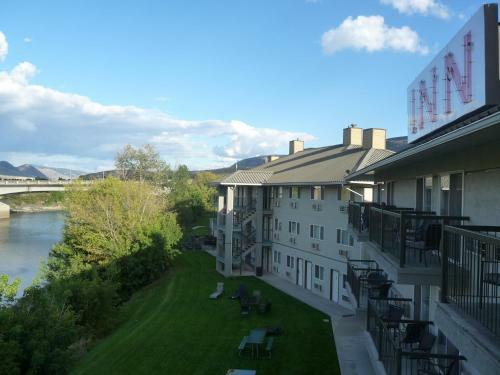 Hotel Riverland Inn & Suites