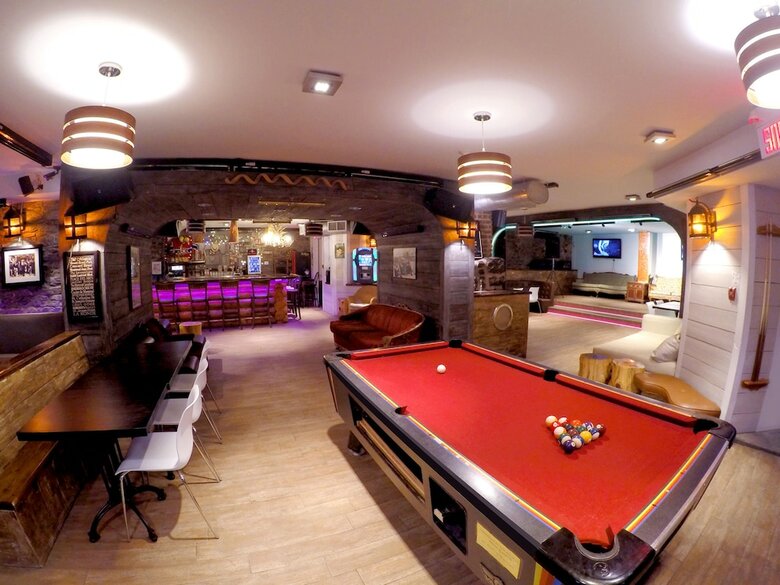 M Montreal Hostel
