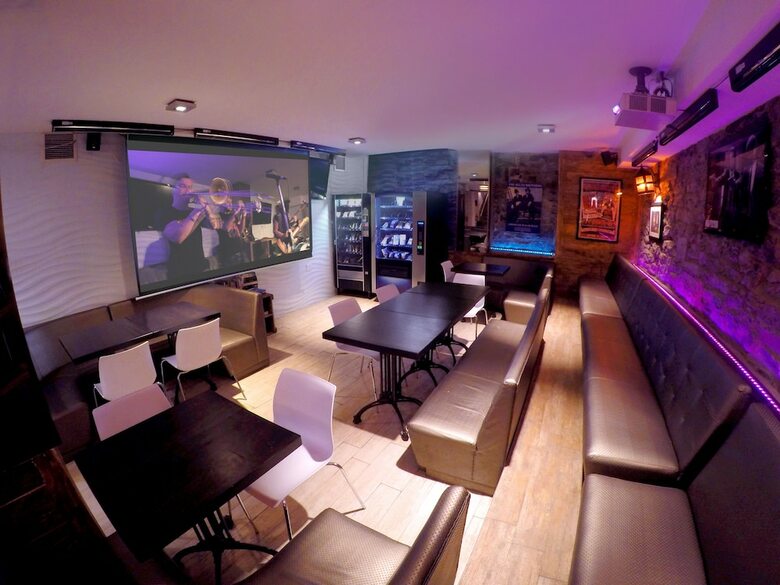 M Montreal Hostel