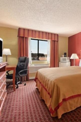 Hotel Rodeway Inn & Suites Jacksonville