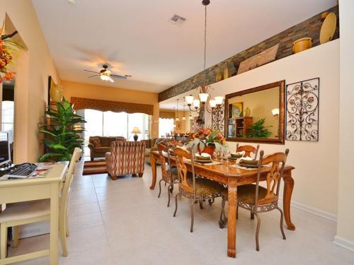 Villa 7744 Comrow Windsor Hills
