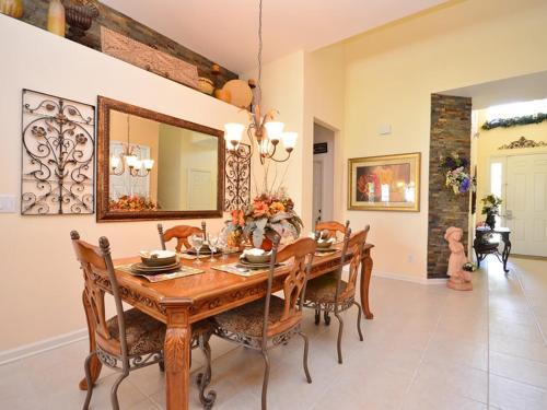 Villa 7744 Comrow Windsor Hills