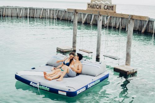 Hotel Thatch Caye Resort