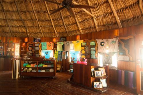 Hotel Thatch Caye Resort