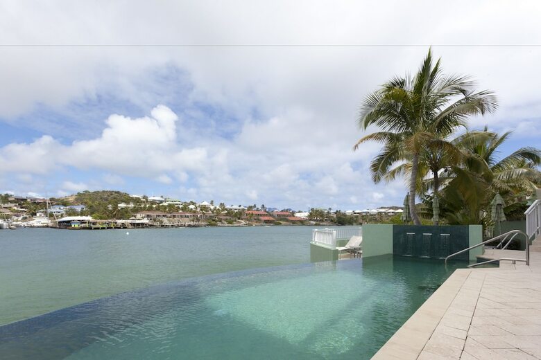 Hotel Oyster Bay Beach Resort