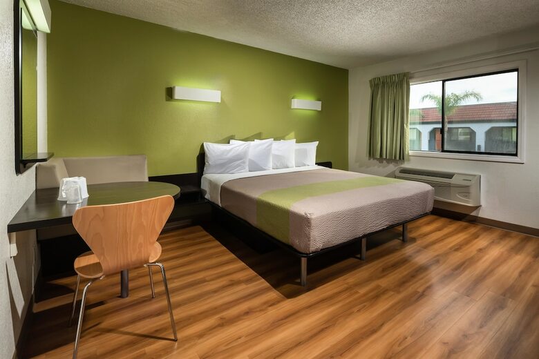 Hotel Motel 6 Canoga Park