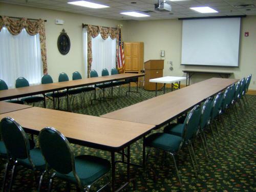 Hotel Country Inn & Suites Salina