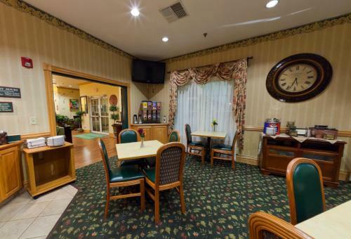 Hotel Country Inn & Suites Salina