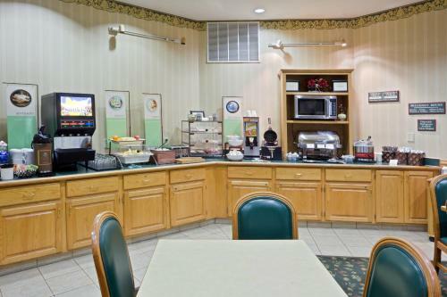 Hotel Country Inn & Suites Salina
