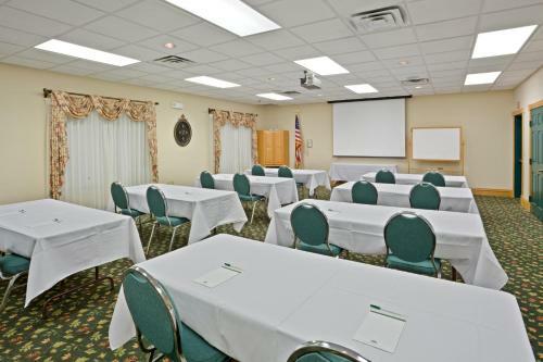 Hotel Country Inn & Suites Salina