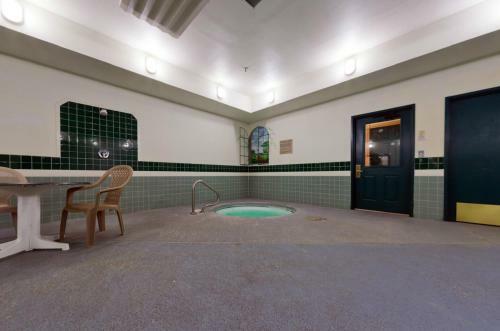 Hotel Country Inn & Suites Salina