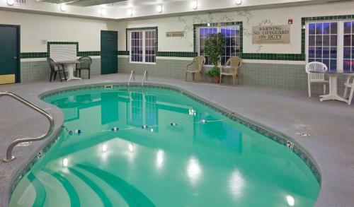 Hotel Country Inn & Suites Salina
