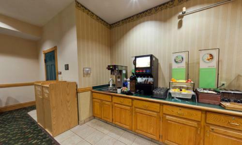 Hotel Country Inn & Suites Salina