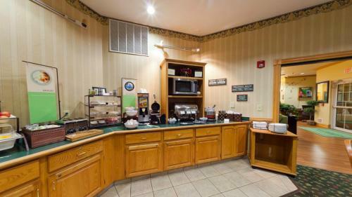 Hotel Country Inn & Suites Salina