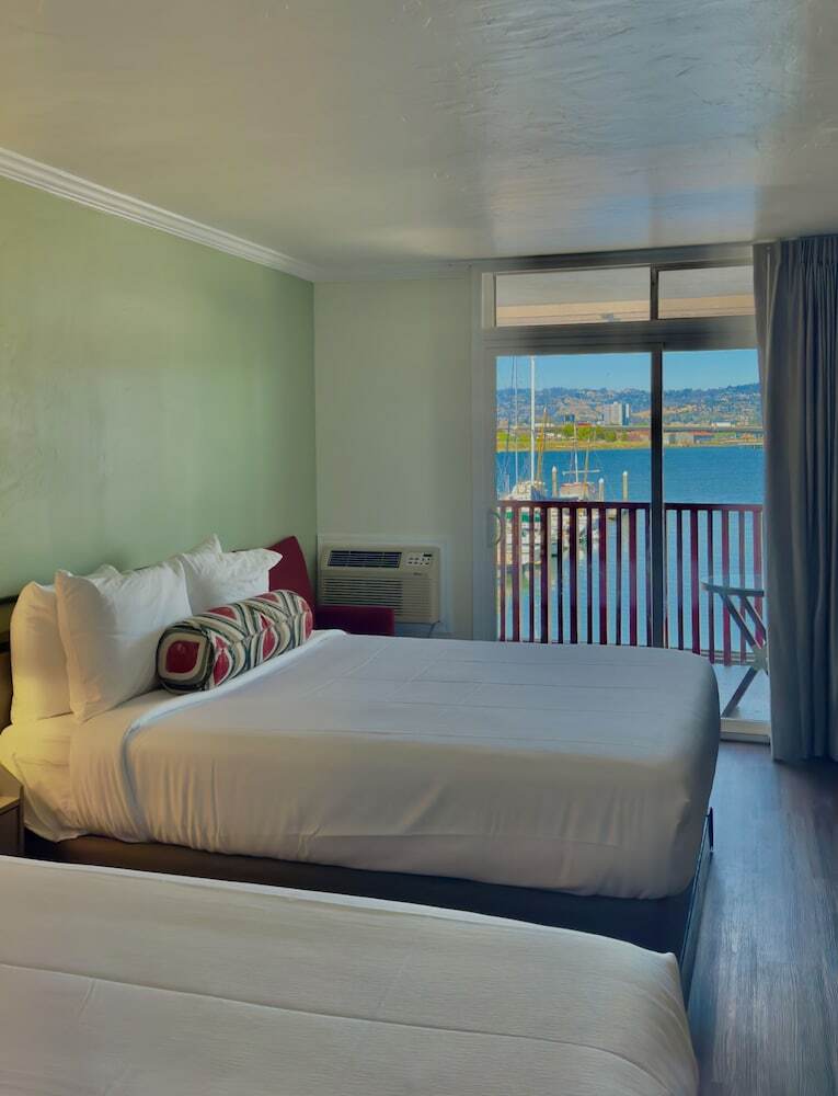 Hotel Marina Village Inn