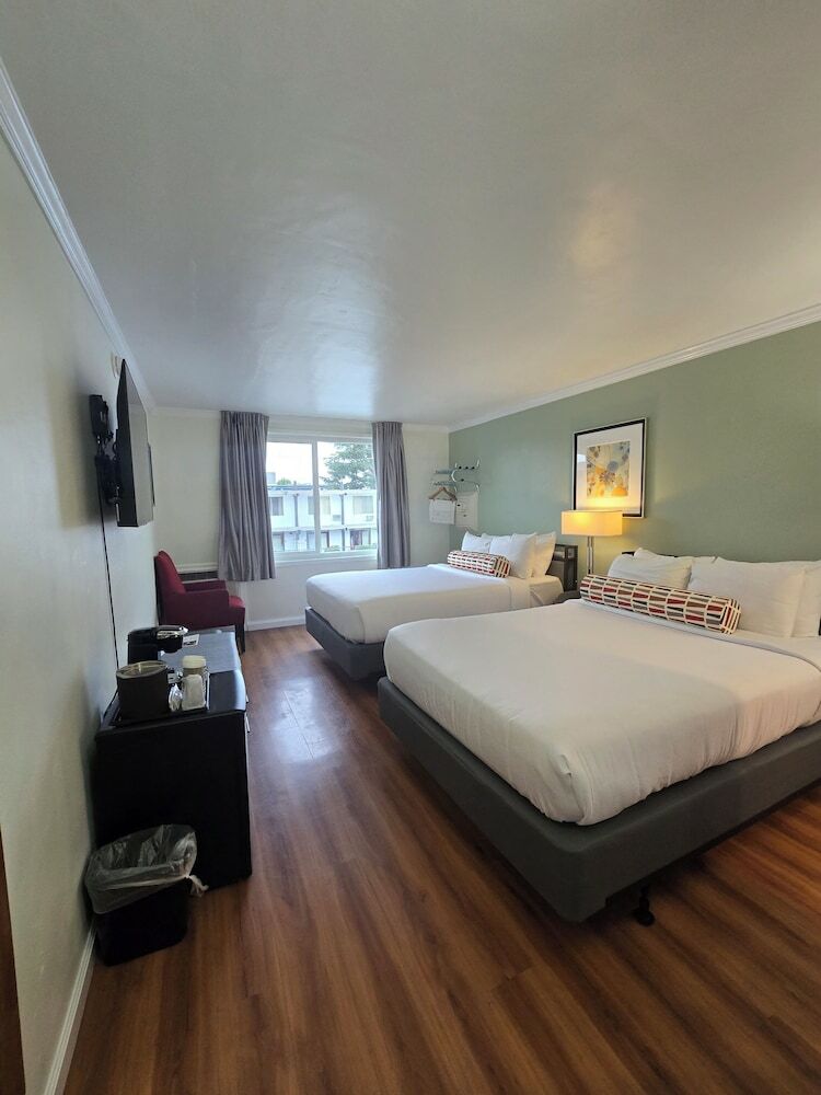 Hotel Marina Village Inn