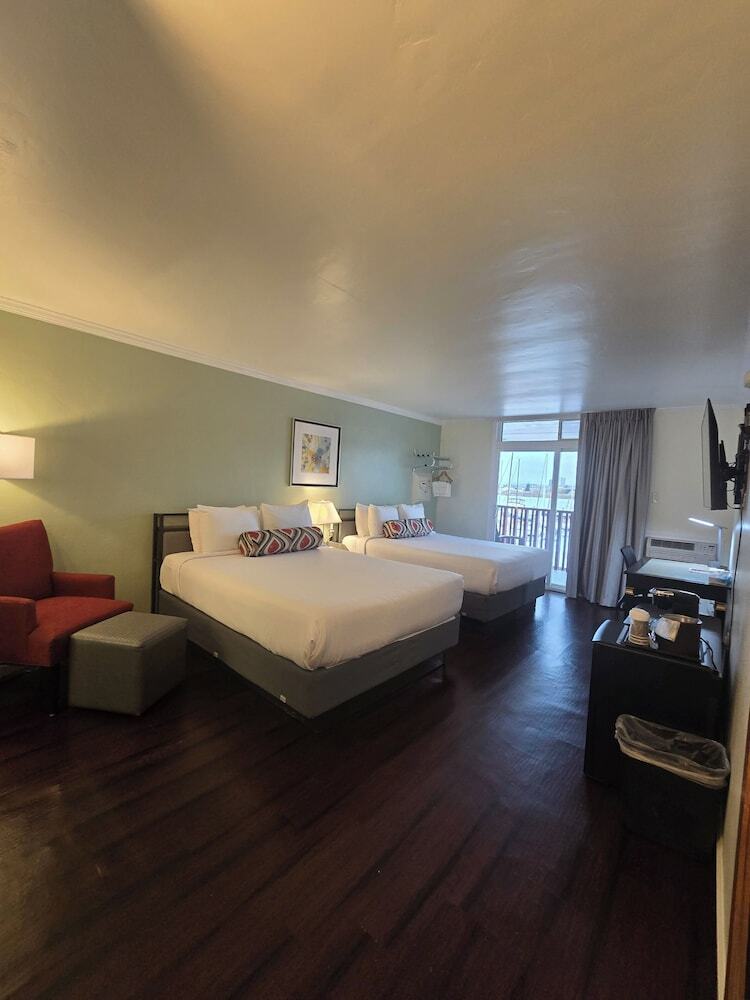 Hotel Marina Village Inn