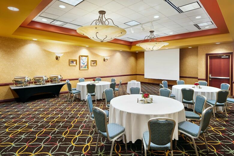 Embassy Suites Hampton Roads - Hotel Spa & Convention Cente