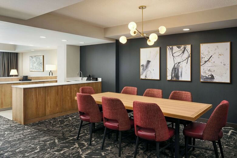 Embassy Suites Hampton Roads - Hotel Spa & Convention Cente