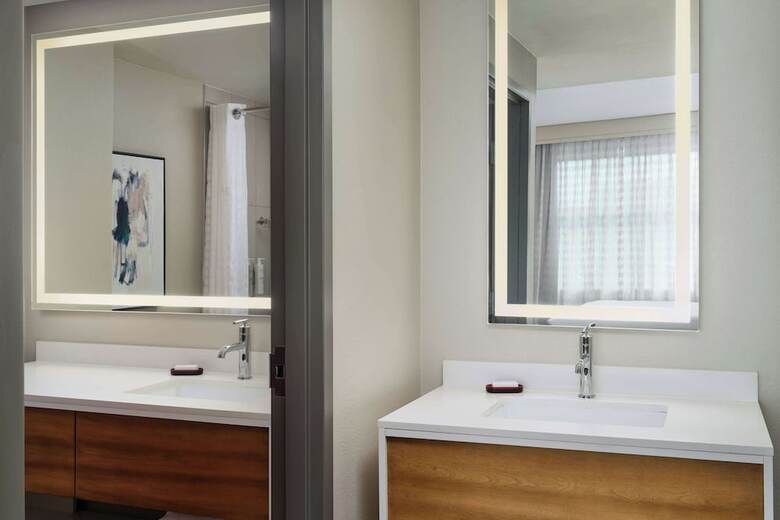 Embassy Suites Hampton Roads - Hotel Spa & Convention Cente
