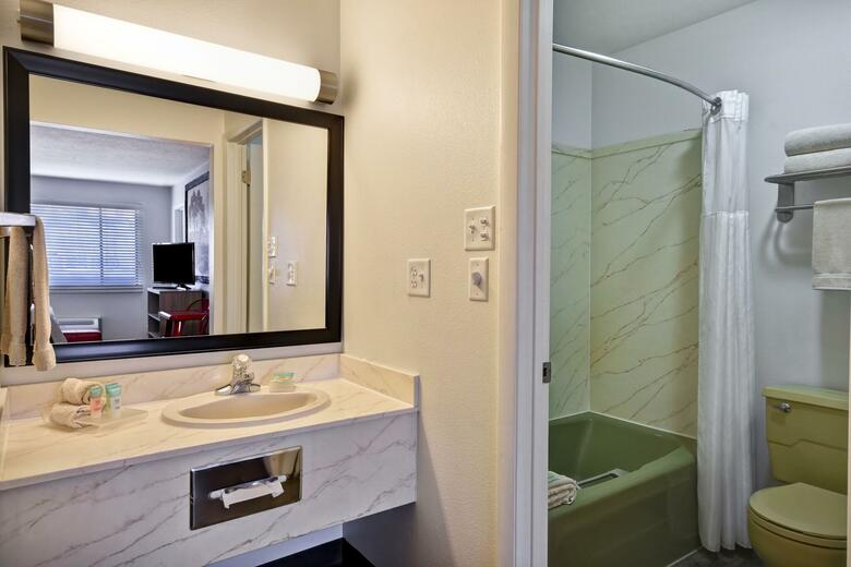 Hotel Rodeway Landmark Inn