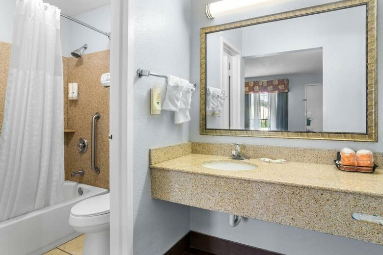 Hotel Clarion Inn & Suites
