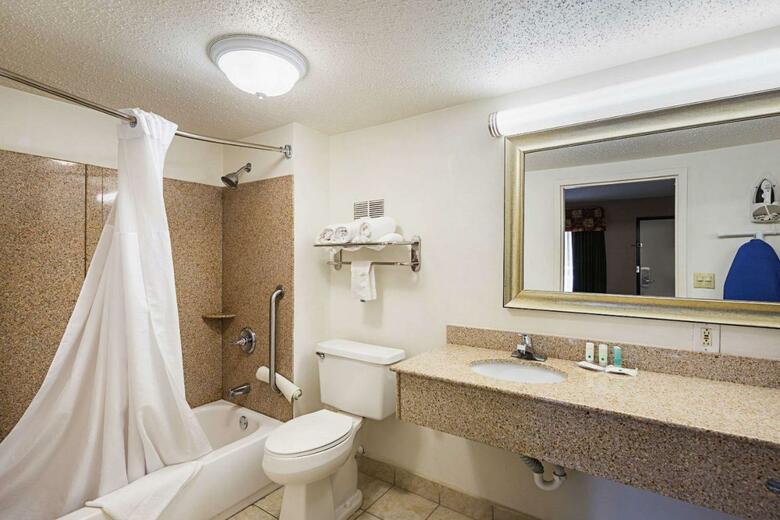 Hotel Clarion Inn & Suites