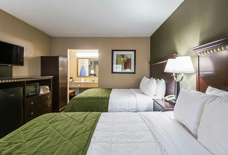 Hotel Clarion Inn & Suites