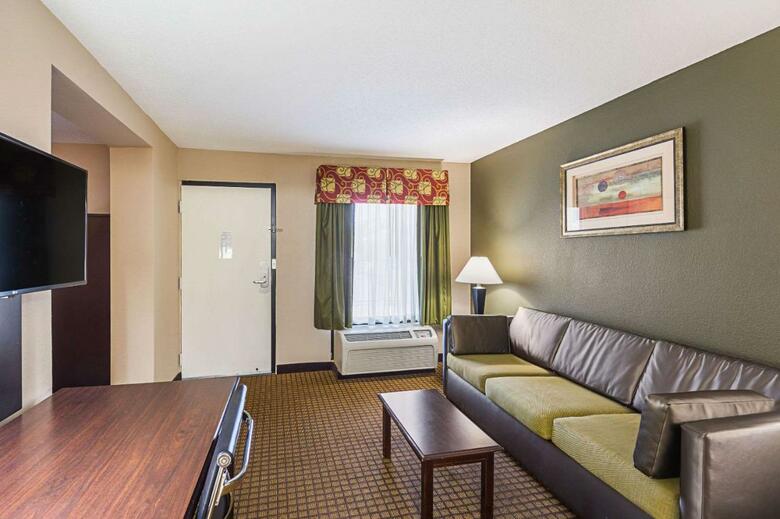 Hotel Clarion Inn & Suites