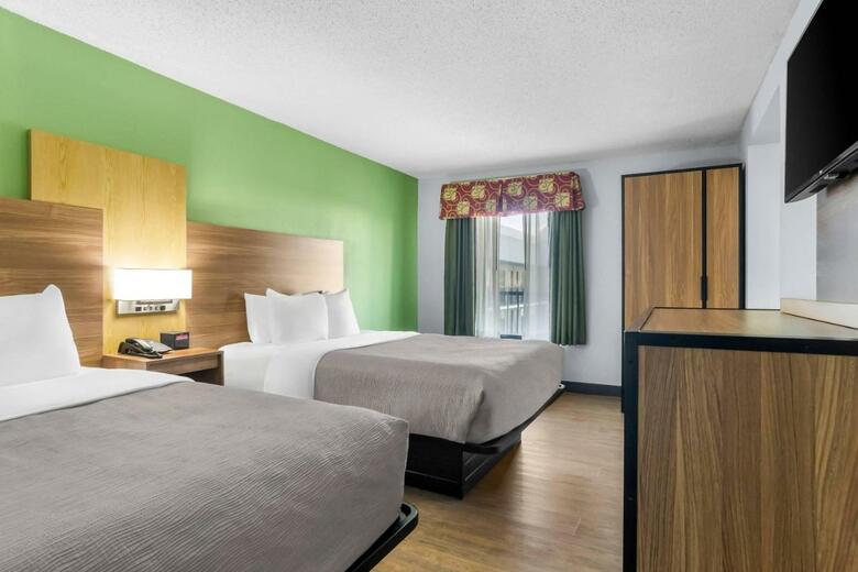 Hotel Clarion Inn & Suites