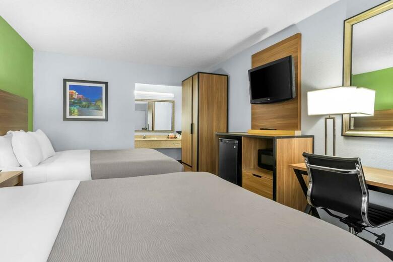 Hotel Clarion Inn & Suites