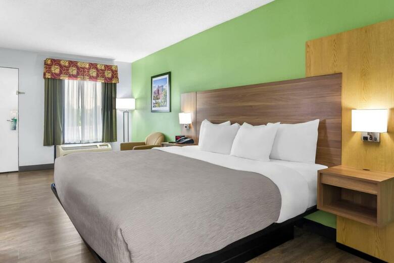 Hotel Clarion Inn & Suites