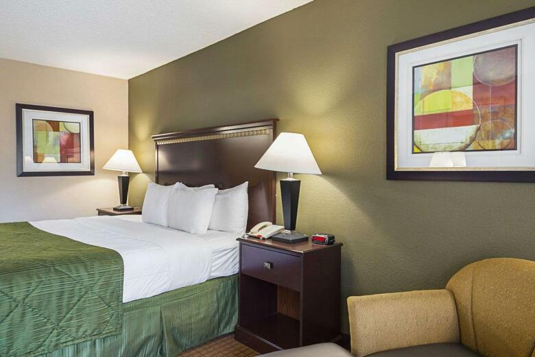 Hotel Clarion Inn & Suites