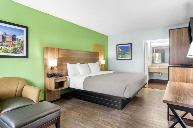 Hotel Clarion Inn & Suites