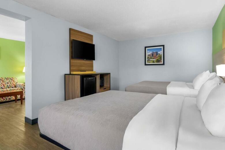 Hotel Clarion Inn & Suites