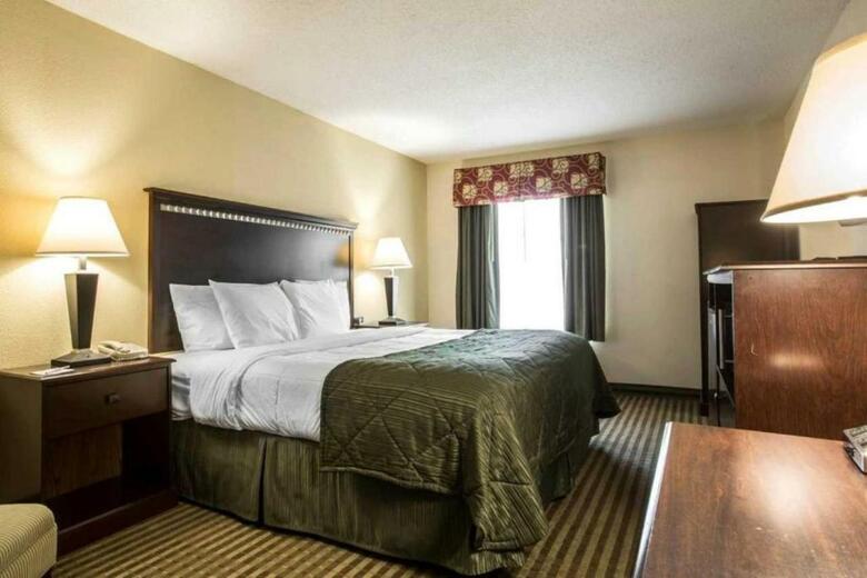 Hotel Clarion Inn & Suites