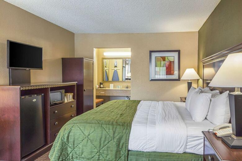 Hotel Clarion Inn & Suites
