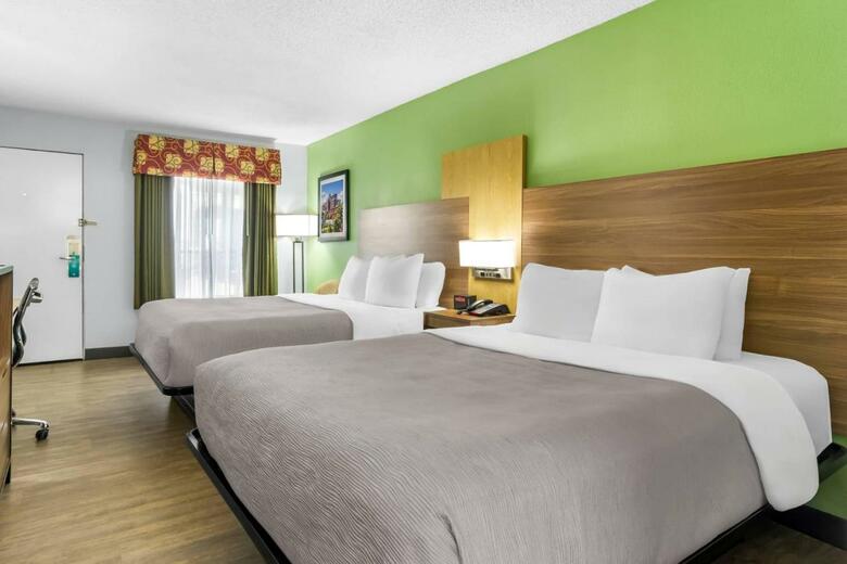 Hotel Clarion Inn & Suites