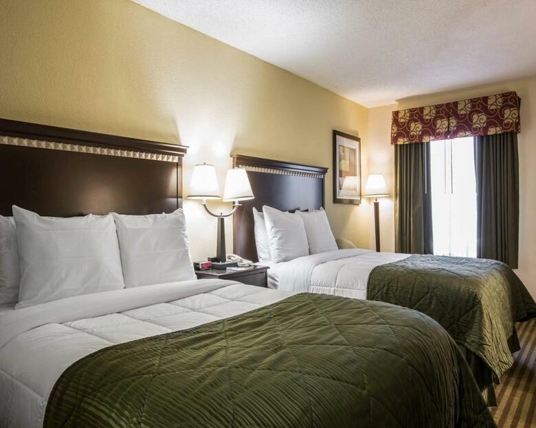 Hotel Clarion Inn & Suites