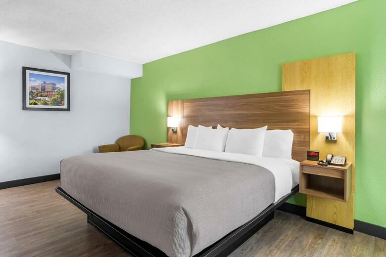 Hotel Clarion Inn & Suites