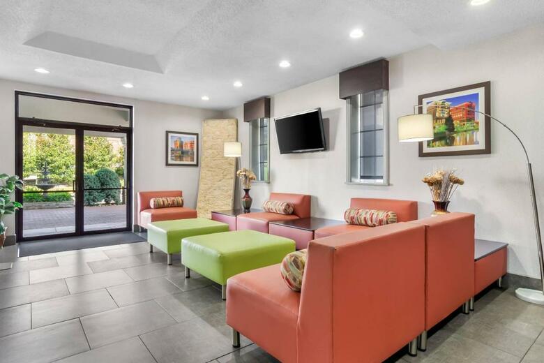 Hotel Clarion Inn & Suites