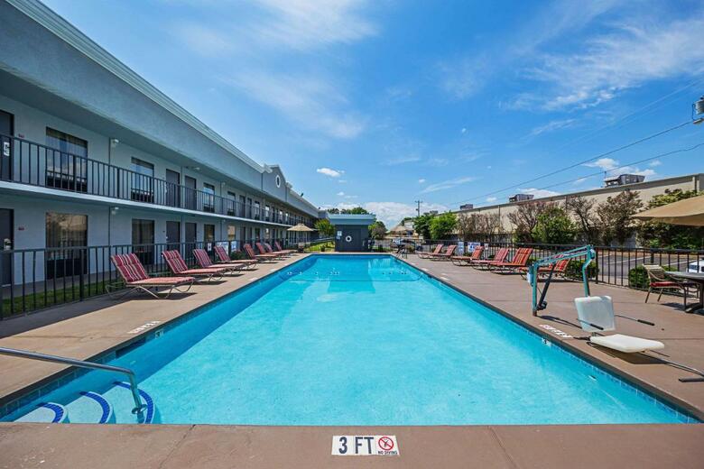 Hotel Clarion Inn & Suites