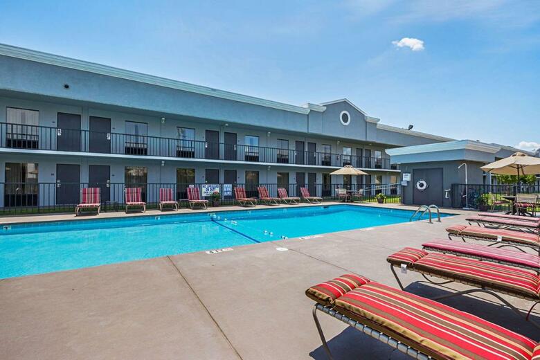 Hotel Clarion Inn & Suites