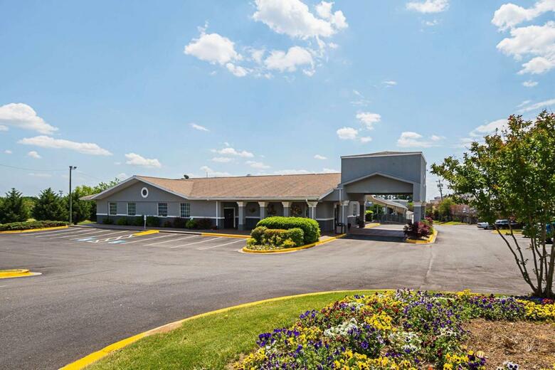 Hotel Clarion Inn & Suites