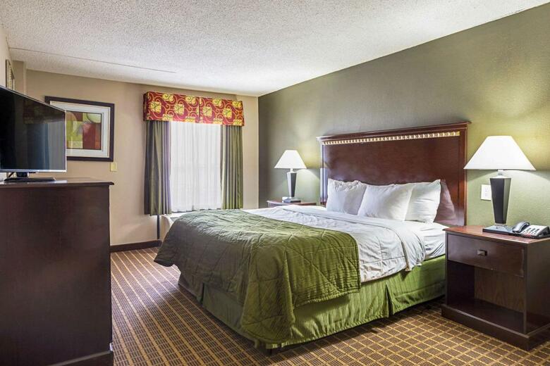 Hotel Clarion Inn & Suites