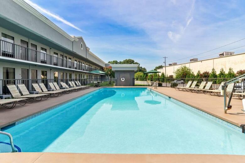 Hotel Clarion Inn & Suites