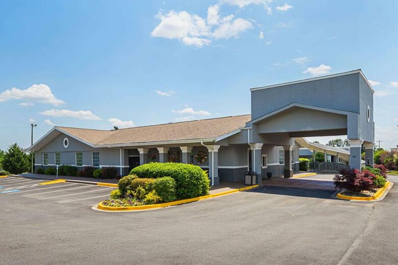 Hotel Clarion Inn & Suites