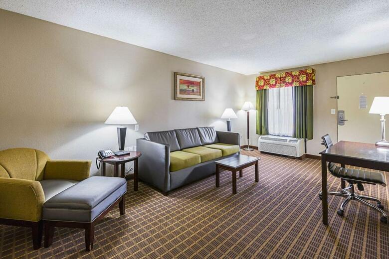 Hotel Clarion Inn & Suites