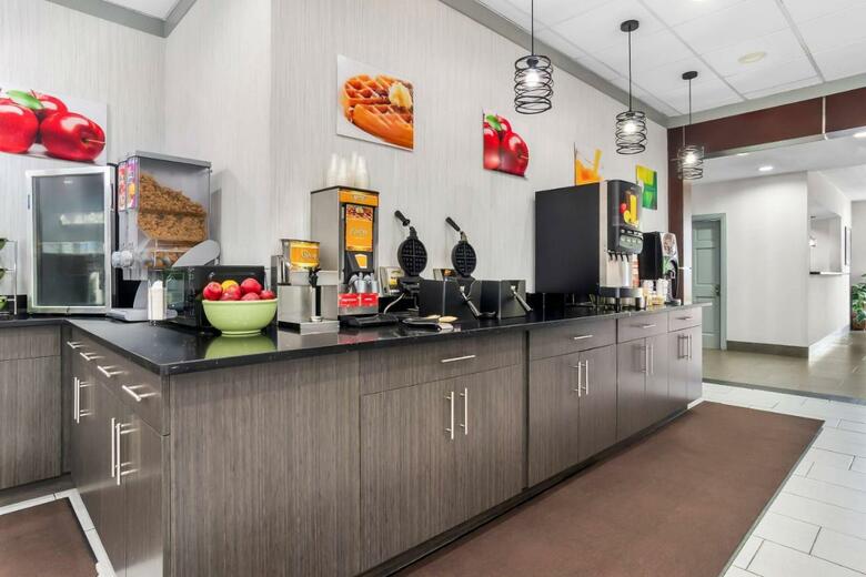Hotel Clarion Inn & Suites